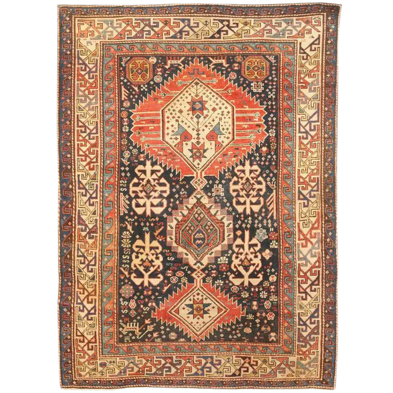 Traditional Decorative Rug with Geometric Patterns
