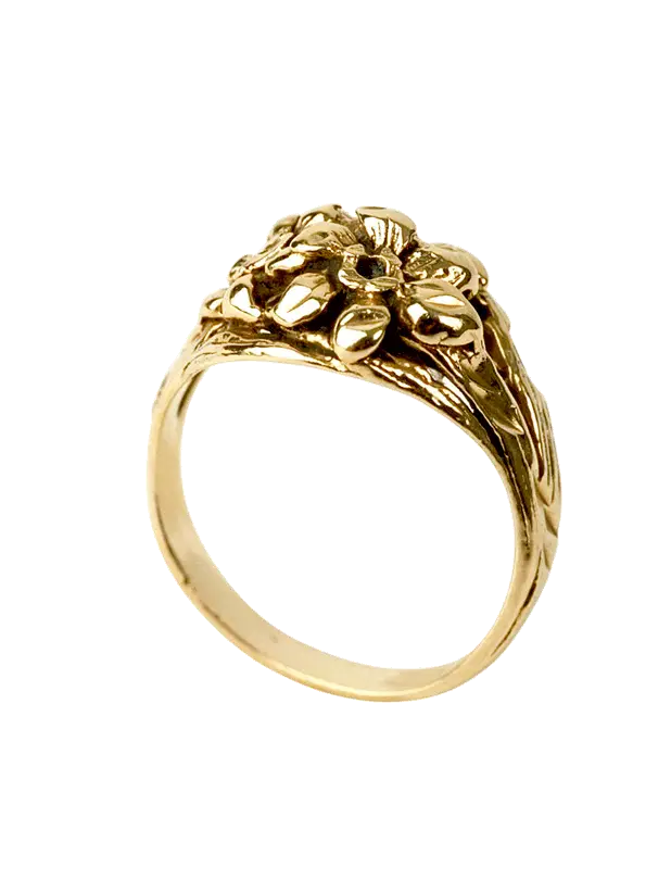 Elegant Gold Ring with Floral Design